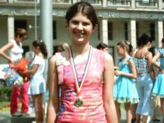 Strajer 1 - Alexandra Neagu - cu medalia obtinuta la a V-a editie a Festivalului de teatru pentru copii si tineret - Buftea 15 iulie 2004 - pentru povestea muzicala Motanul Incaltat