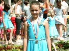 Taranca 2 - Catalina Olteanu - cu medalia obtinuta la a V-a editie a Festivalului de teatru pentru copii si tineret - Buftea 15 iulie 2004 - pentru povestea muzicala Motanul Incaltat
